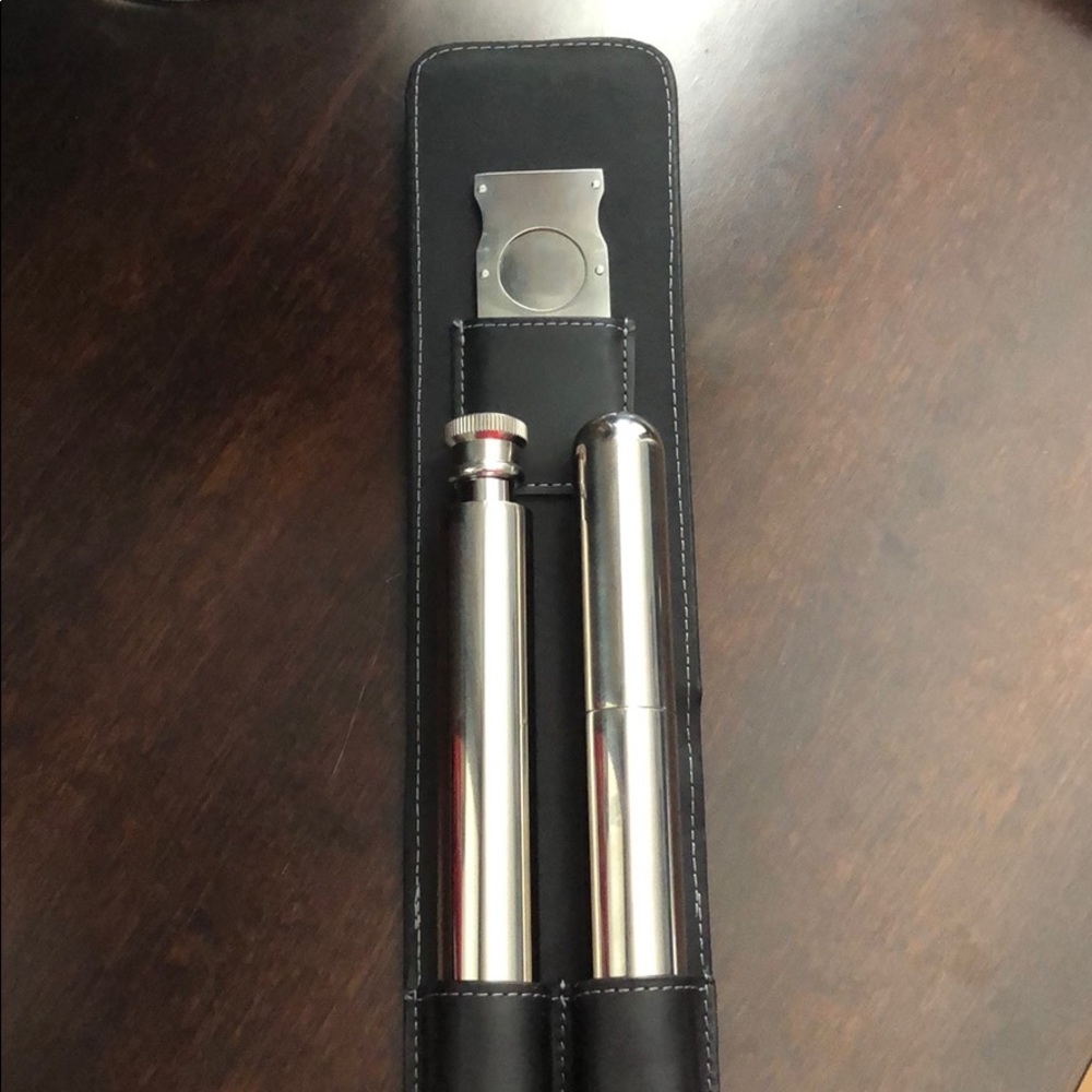 NEW Brookstone Flask and Cigar Set